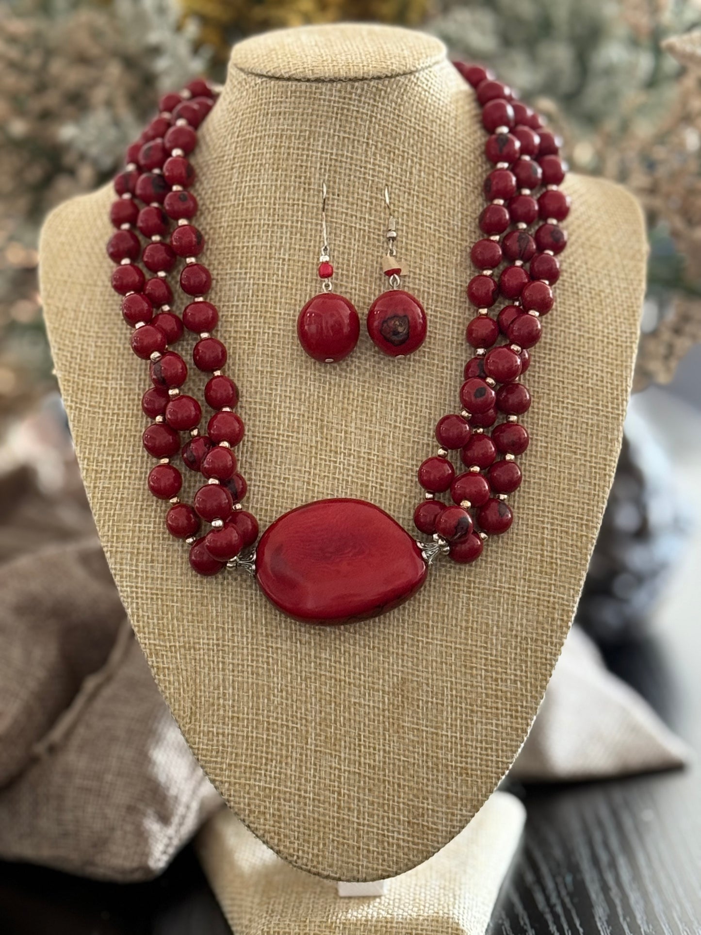 Scarlet Rainforest Elegance / Elégance Ecarlate de la Fôret Tropicale